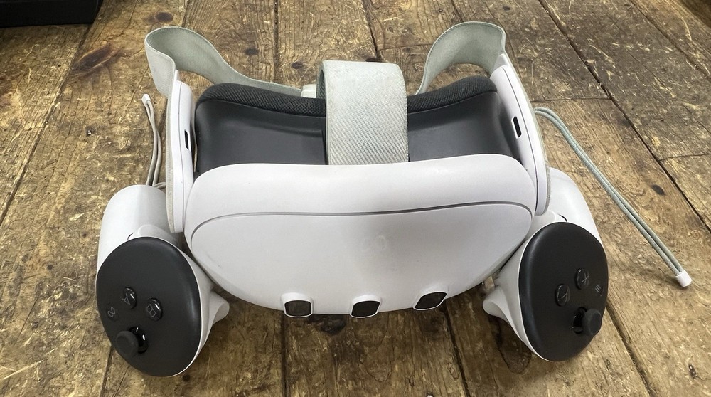 Meta Quest 3 128GB Standalone VR Virtual Reality Gaming Headset & Controllers