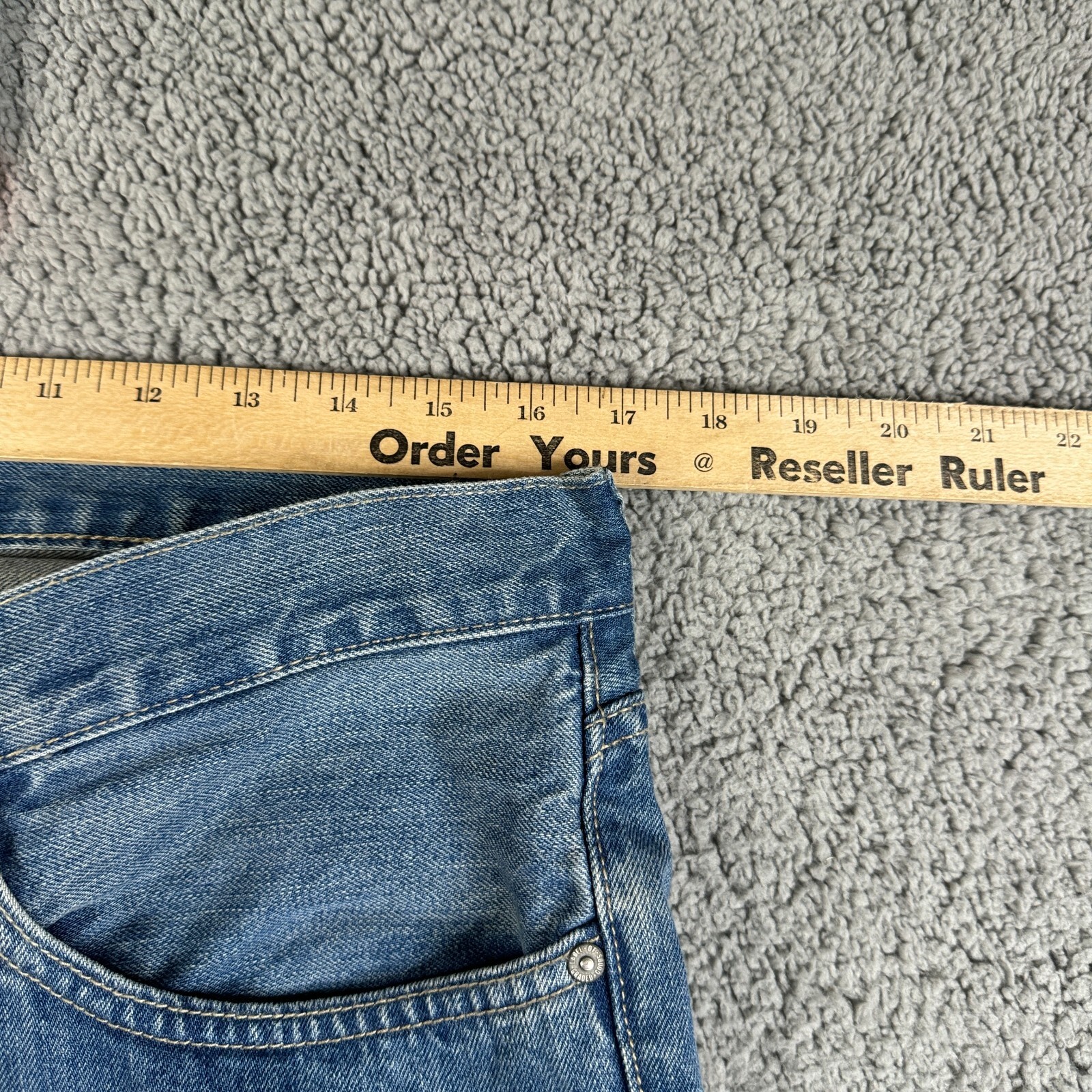 H&M Jeans Mens Size 33x33 Medium Wash Relaxed Fit 100% Cotton Button Fly NWT