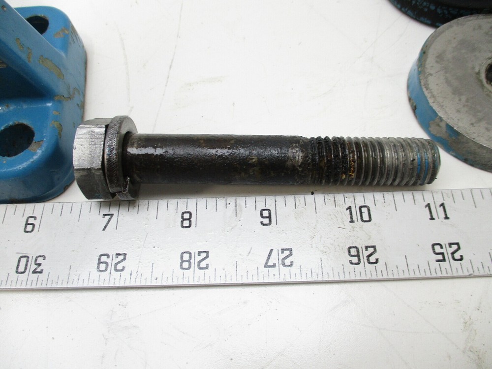 908117 0980159 OMC Stringer Chevy V8 Rear Engine Mount Base Rubber Mount