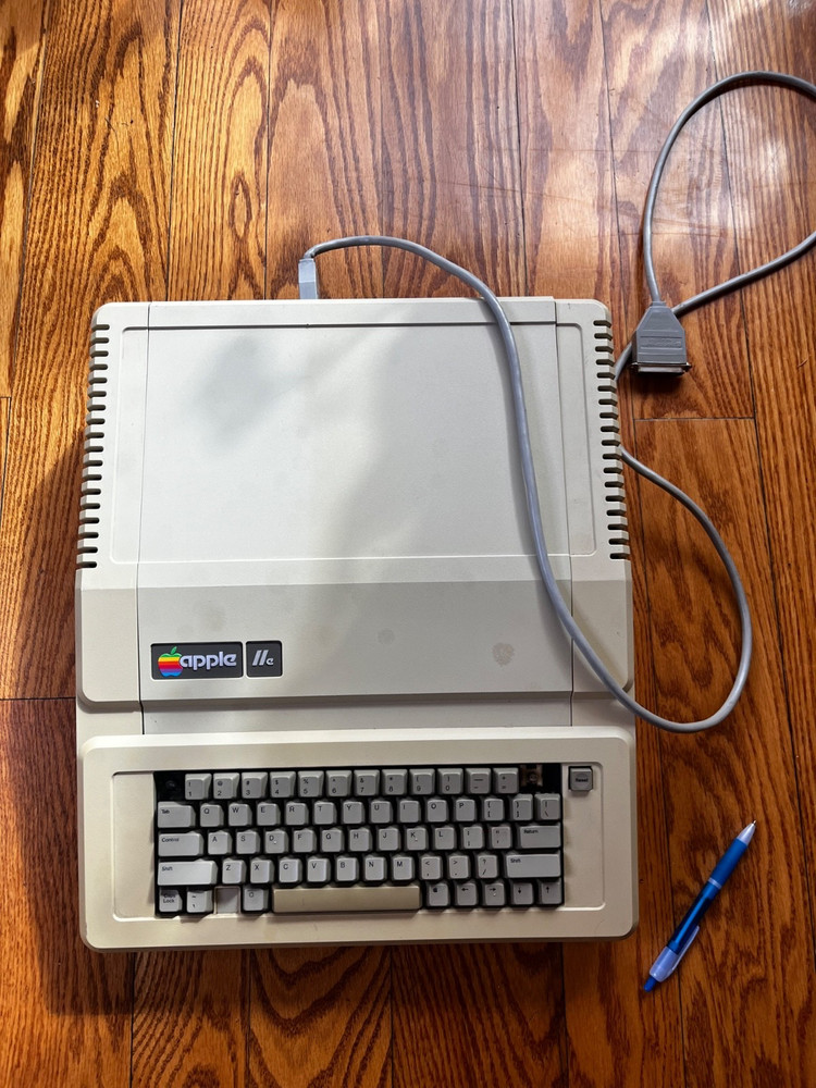 Apple IIc (e) Vintage Computer Model A252064 Keyboard & Ports