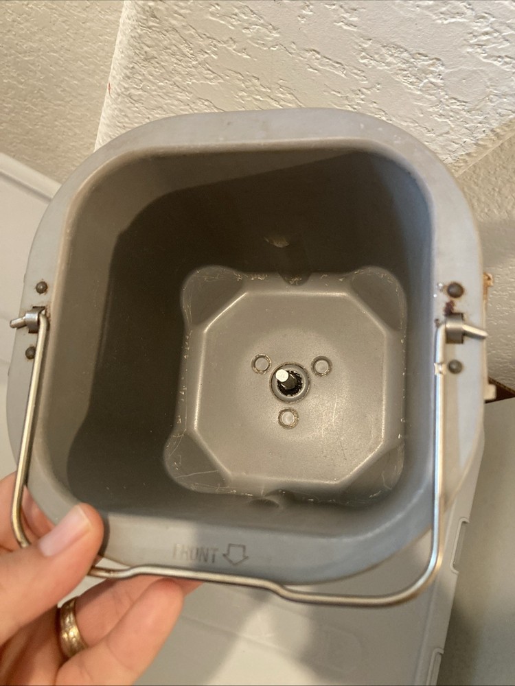 SCRATCHED BREADMAN TR-440 Bread Machine Pan & Paddle – PAN & PADDLE ONLY -