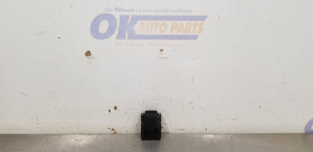 15 CHEVY SUBURBAN 1500 FRONT FACING CAMERA WINDSHIELD MOUNTED 23335317
