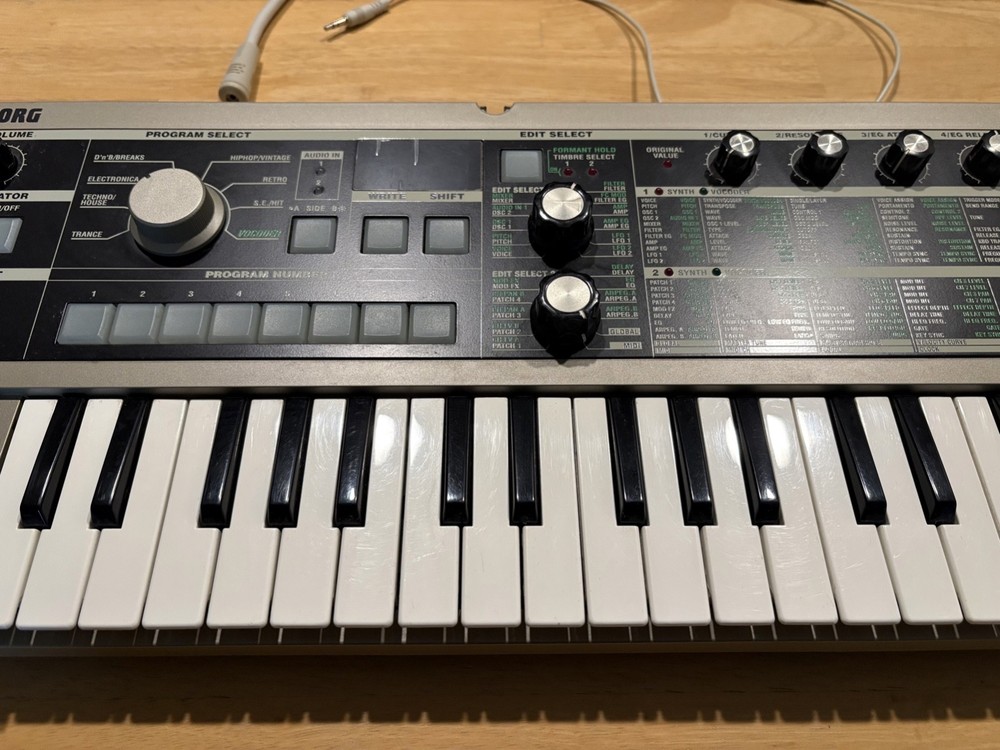 Korg MICROKORG 37 Keys Analog Modeling Synthesizer Excellent Condition