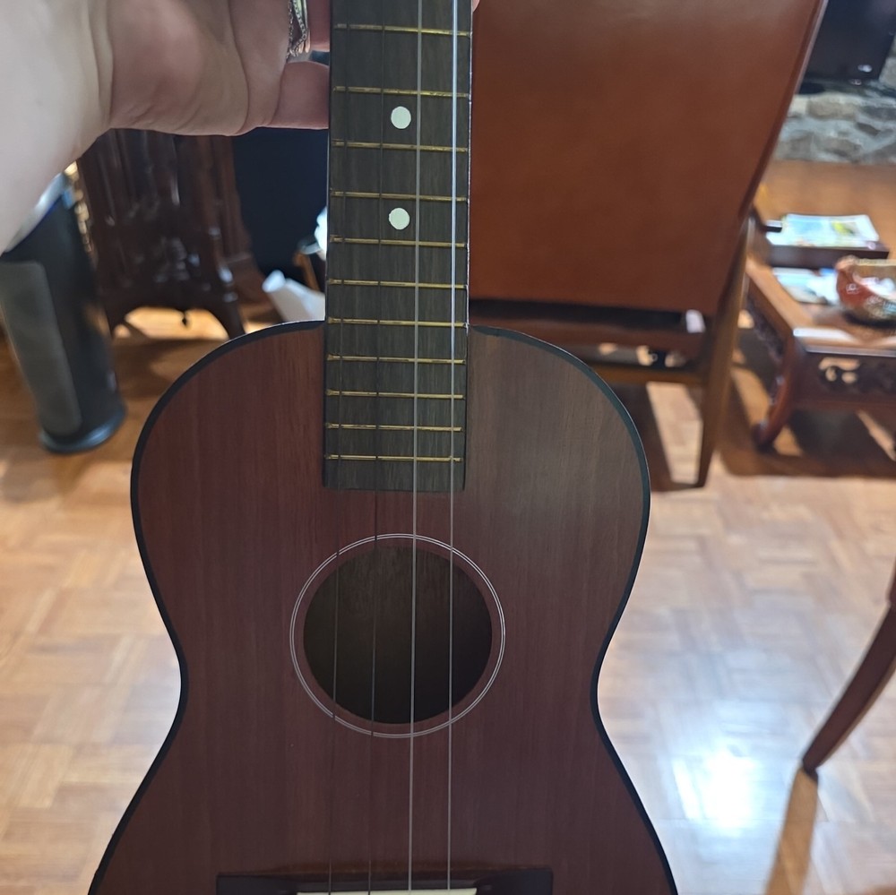 Baritone Ukulele 30" with hard shell case