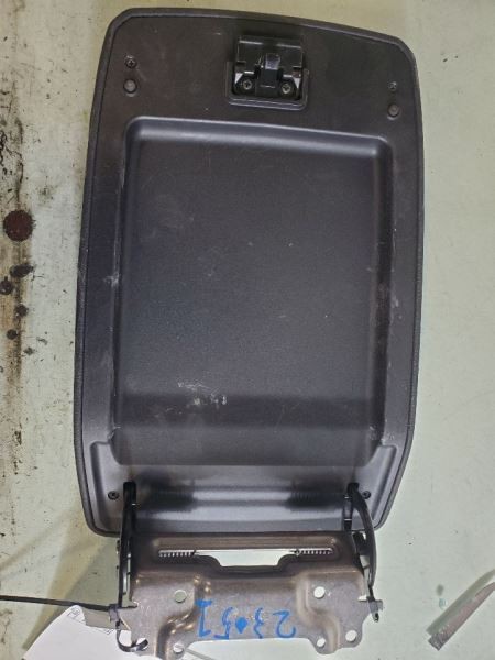 HIGHLANDR 2012 CENTER CONSOLE / ARMREST LID