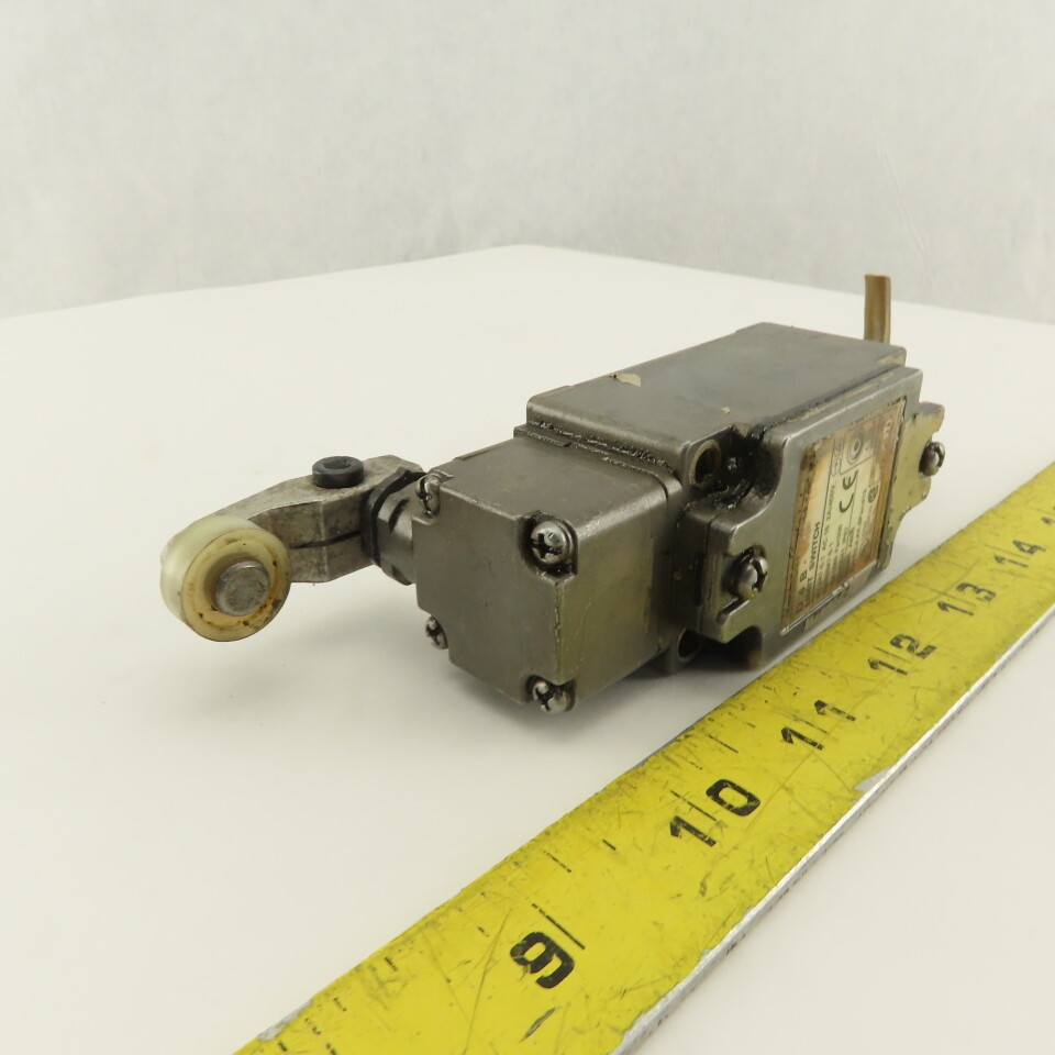 Omron D4B-2511N 400V 2A Cam Roller Rocker Limit Switch