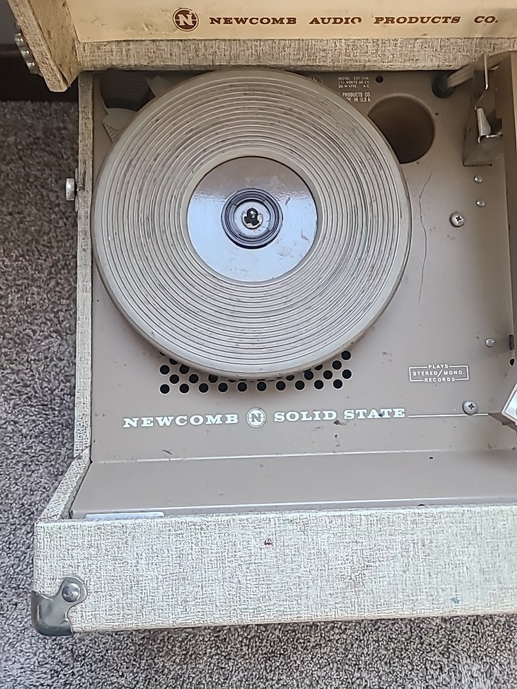 Newcomb Solid State Portable Suitcase Record Player EDT-15M