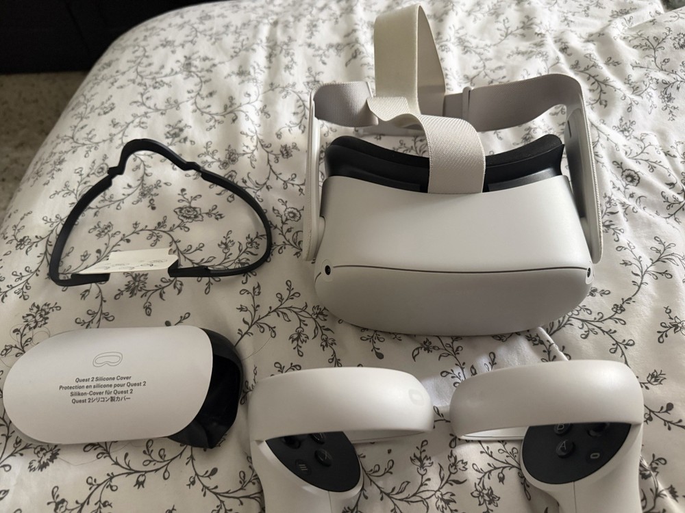 Meta Oculus Quest 2 128GB VR - With 2 Controllers Barely Used