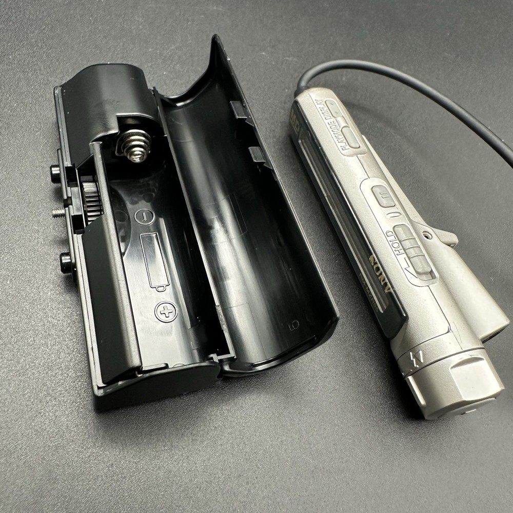 SONY MZ-E90 Minidisc Player Tested silver with Remote & AA Battery slider