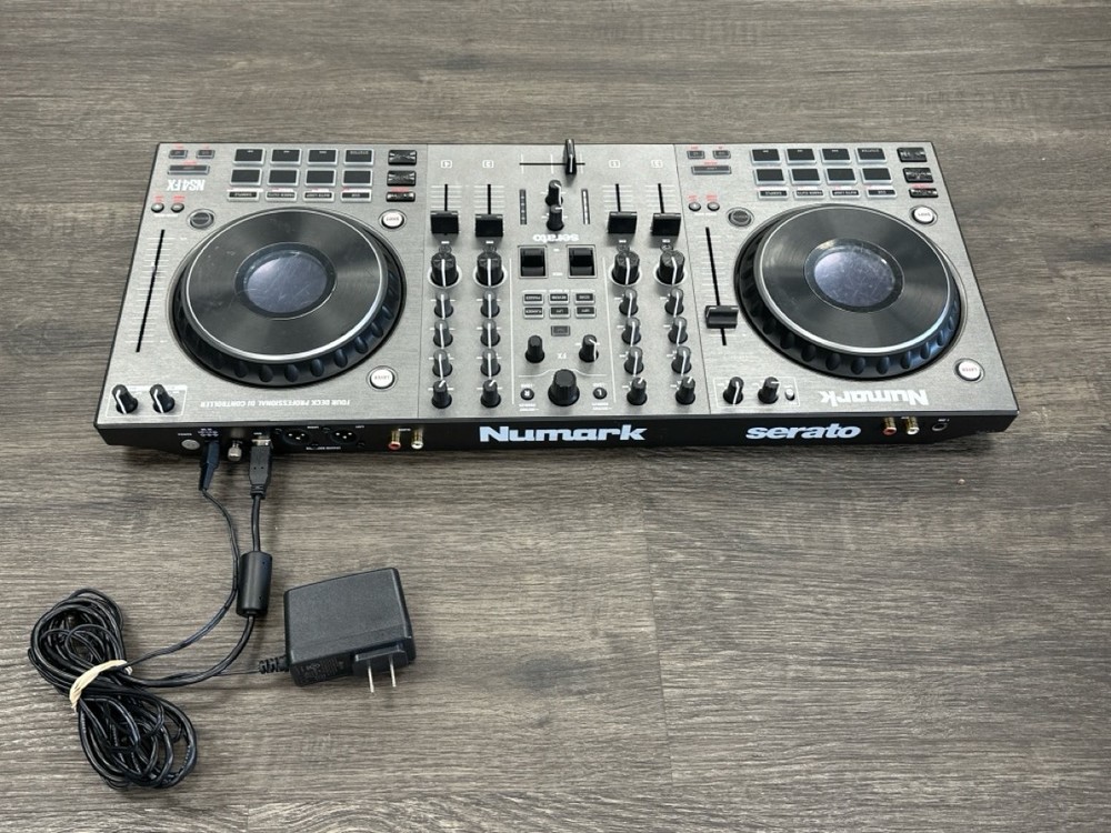 NUMARK ELECTRONICS SERATO DJ EQUIPMENT (B06006683)