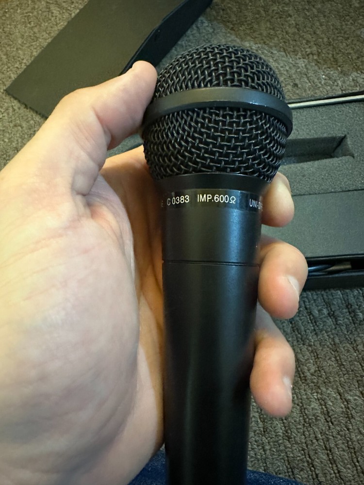 Redback Professional Handheld Unidirectional Dynamic Microphone C0383