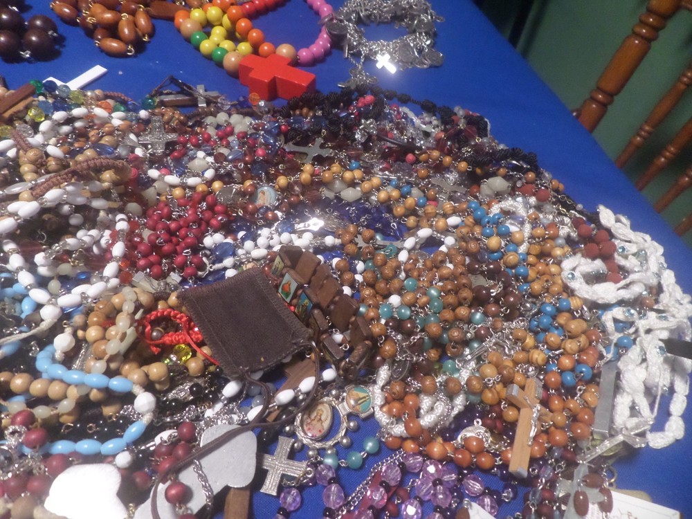 ROSARY WOOD, GLASS, PLASTIC, METAL, BRACELET SOME BROKEN 6 LBS LOT