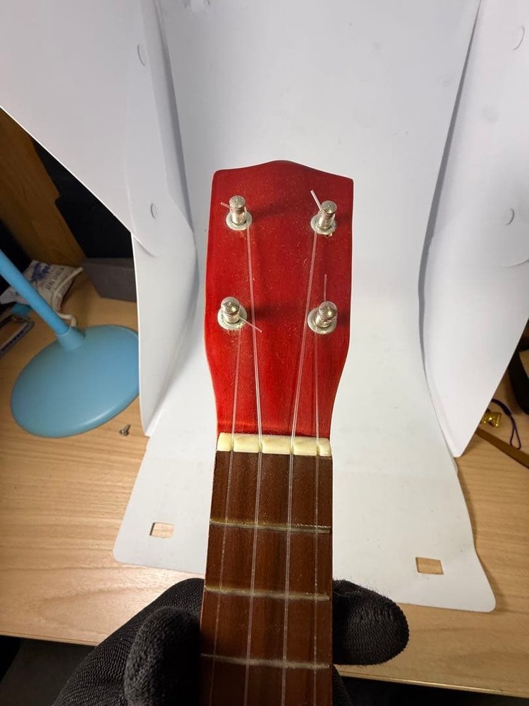 CANUKE ukulele red 4 string with case