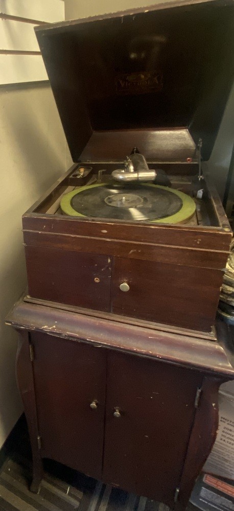 VICTROLA TALKING MACHINE VV-IX (LOCAL PICKUP)