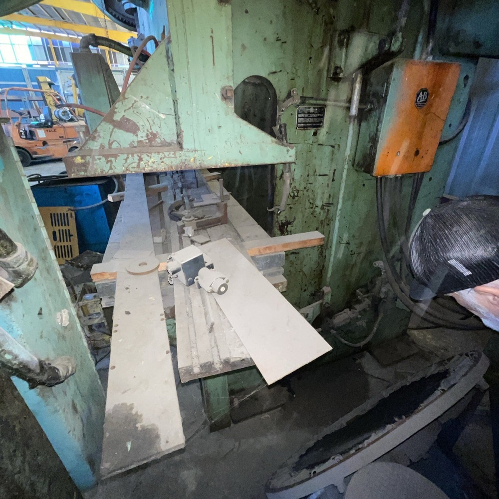 Chicago Punch Press 8ft X 2ft Bed￼90 Ton