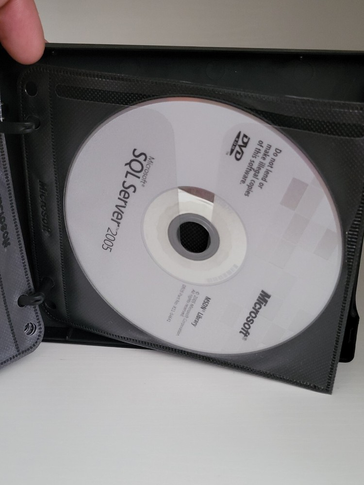 Microsoft Windows Server System SQL Server 2005 Developer Edition 8 Disc Set