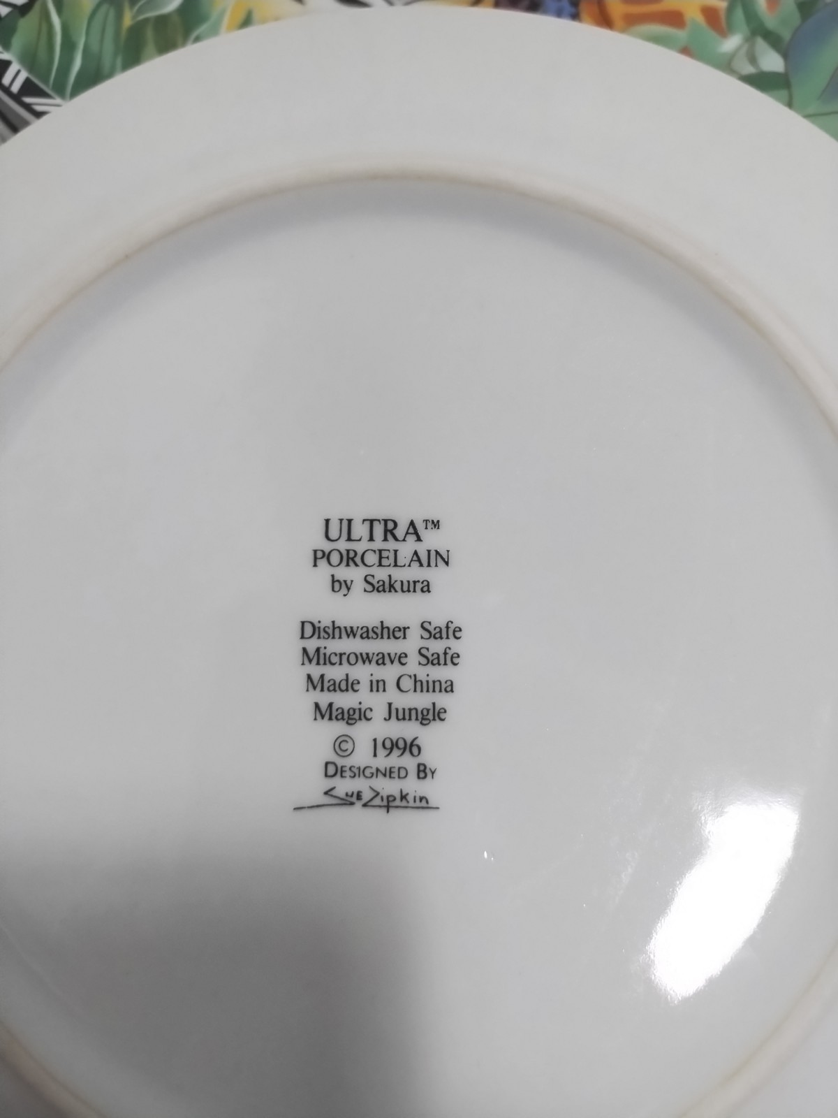 Sakura Ultra Porcelain Dinnerware Set of 8 plates - "Magic Jungle" Pattern