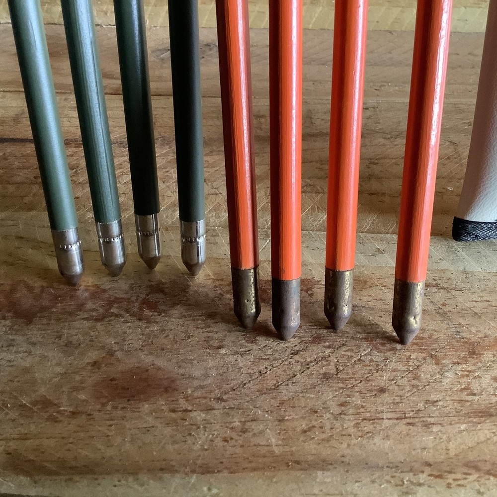 VINTAGE FALCON ARCHERY QUIVER AND ASSORTED ARROWS