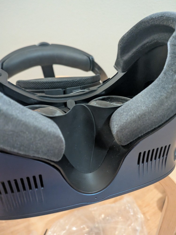 HTC Vive Cosmos PC VR, Virtual reality Headset Only