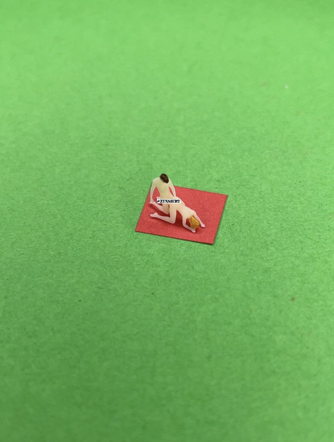 N Gauge Sexy Scene V1N Lovers Couple on Blanket 1/160 Figures Diorama Model Railway