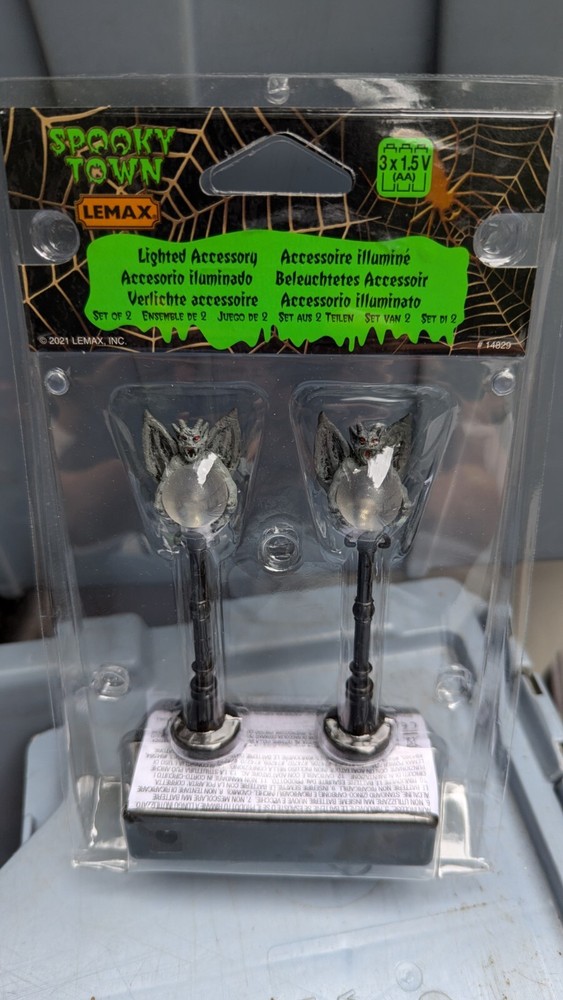 2021 Lemax Spooky Town Gargoyle Lamp Post
