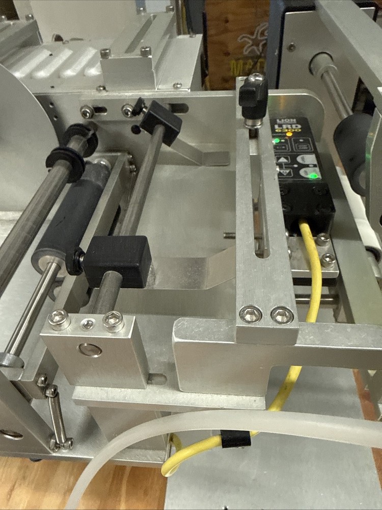 Universal R310 Round Product Semi-Automatic Labeling Machine