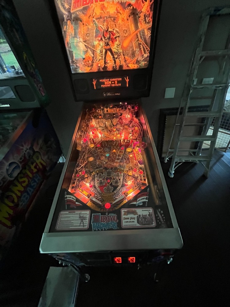 MEDIEVAL MADNESS Pinball Machine - Completely restored condition