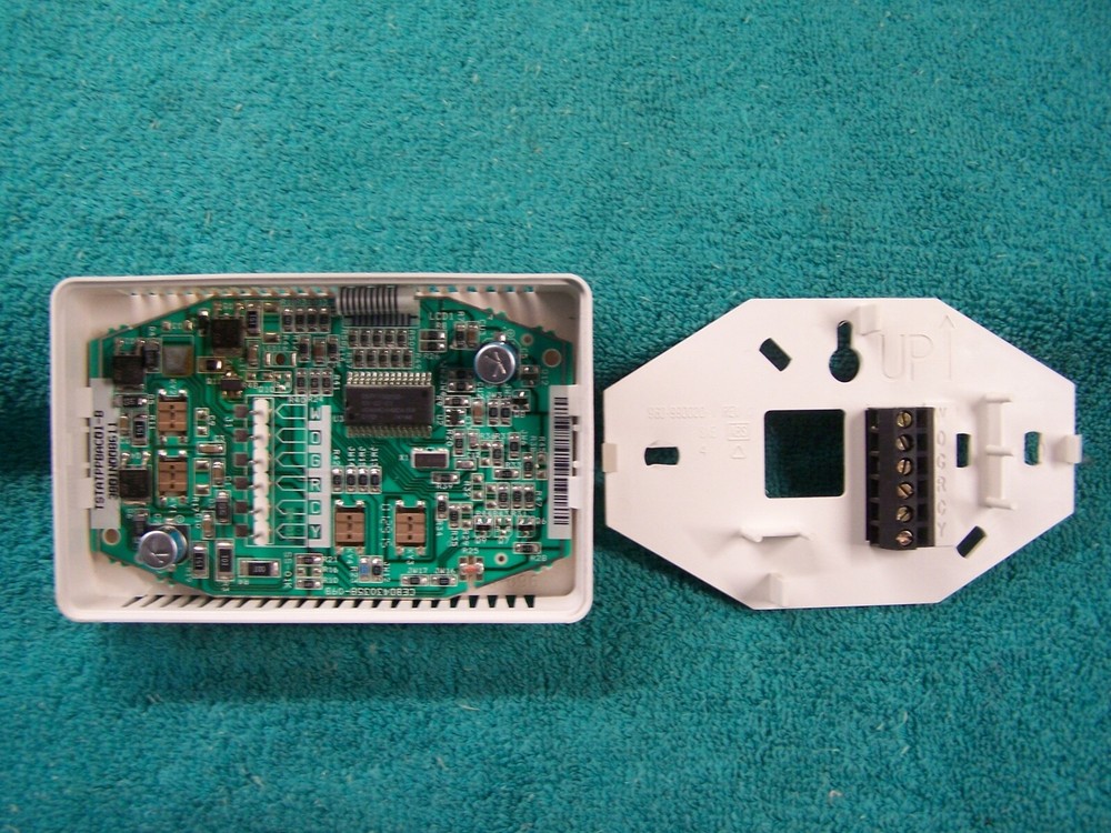 Carrier Bryant Payne TSTATPPBAC01-B 5-2 day Programable Thermostat "White"