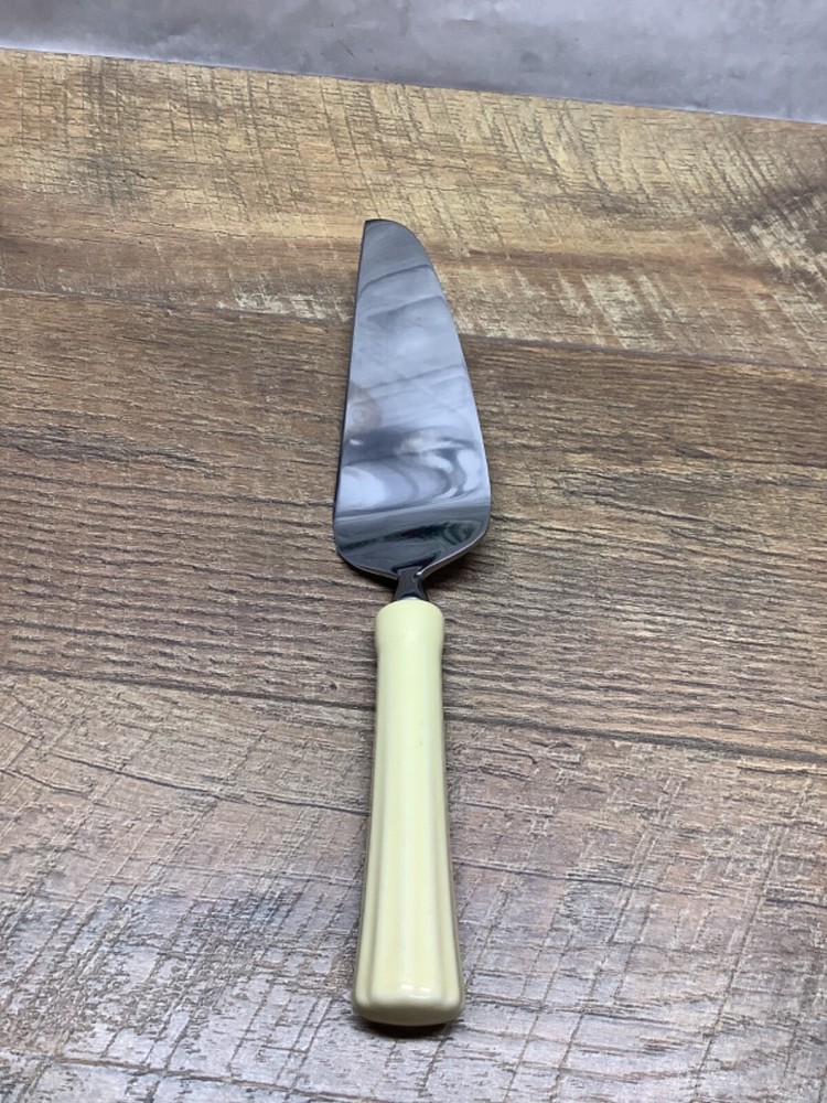 FIESTA IVORY CERAMIC HANDLED UTENSIL CAKE SERVER