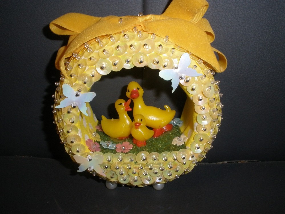 Vintage Push Pin Ducks Scene Decor 4.5" Round EUC