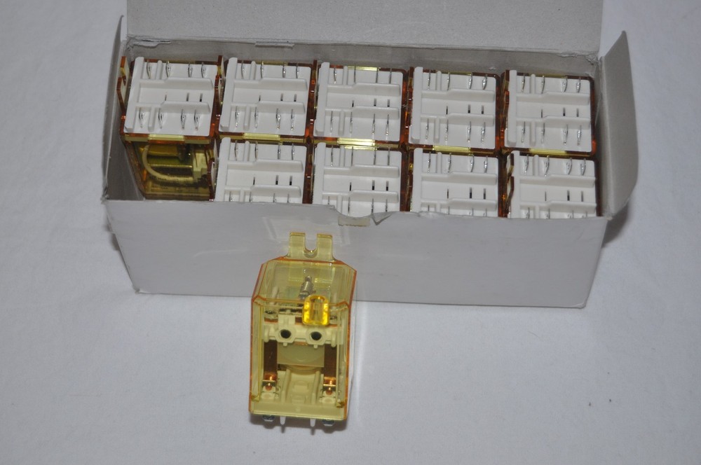 IDEC RR2BA-US 240VAC Relay DPDT 10A Panel Mount Blade