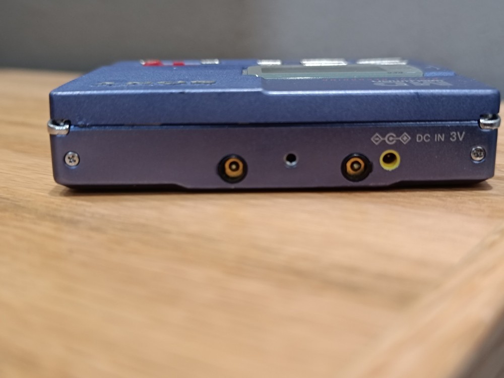 Sony Walkman Portable MiniDisc Player MZ-R90 **UNTESTED**