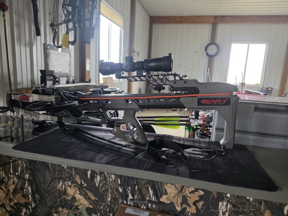 Bear x Constrictor Pro Crossbow Kit Grey/True Timber Strata