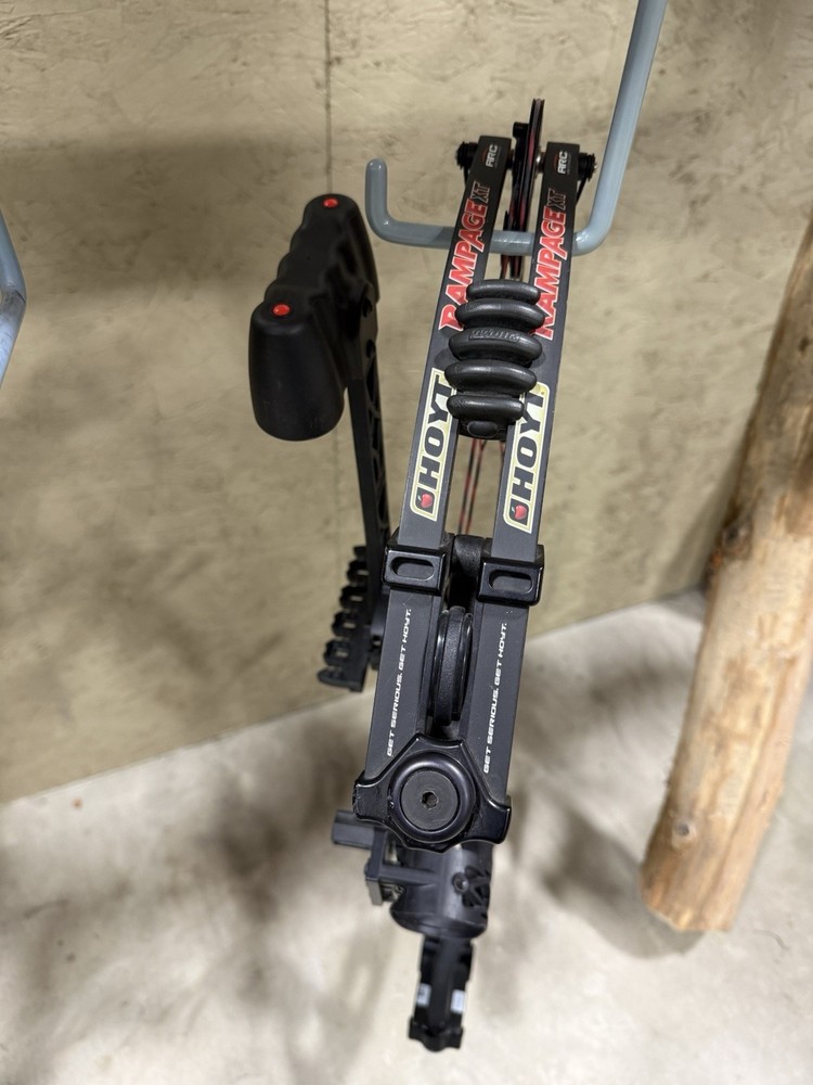 Used Hoyt Rampage XT RH PKG 70lbs