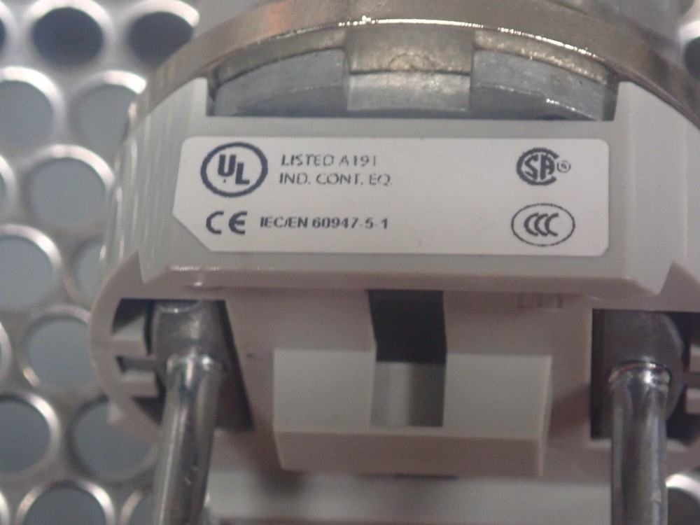 Allen Bradley 800T-H4808B Ser T Keyed Selector Switch Spring Return 2 Position
