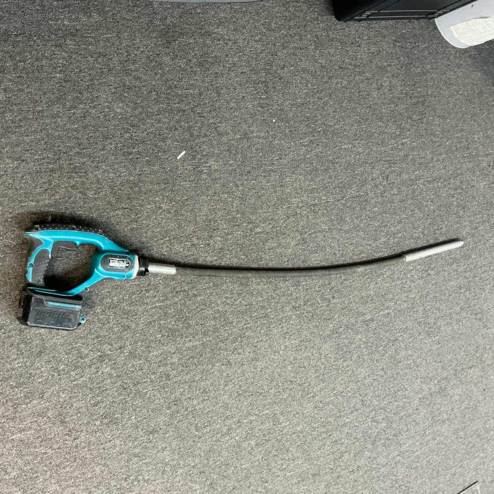 Makita XRV02T 18V Cordless 8' Concrete Vibrator Kit