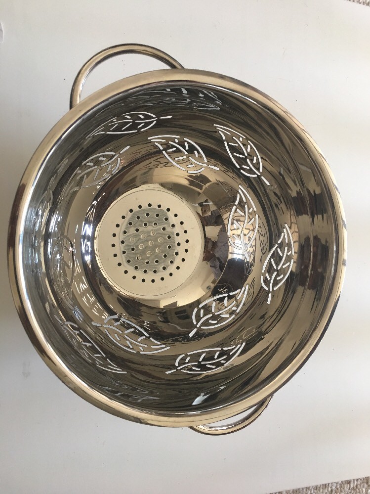 COLANDER LEAF DESIGN STAINLESS STEEL 5 QUART.   NEW