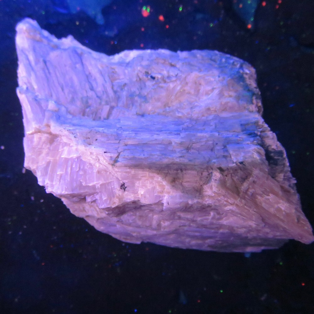 Fluorescent : AGRELLITE - Kipawa River Complex , Temiscamingue , Quebec