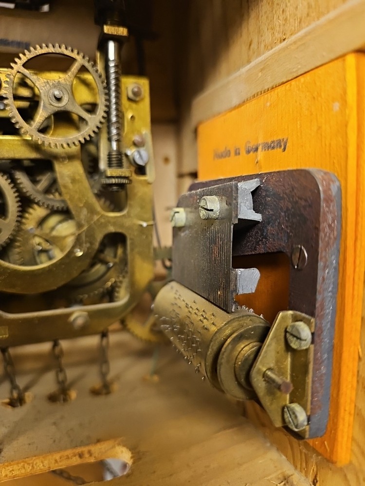 ANTIQUE MUSICAL HUNTER CUCKOO CLOCK NEEDS REPAIR