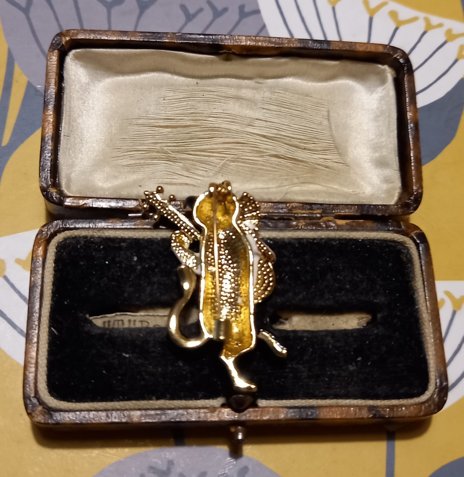 VINTAGE STYLE GOLDTONE BLACK CAT CUTE GUITAR BROOCH QUIRKY UNIQUE UNUSUAL FUN