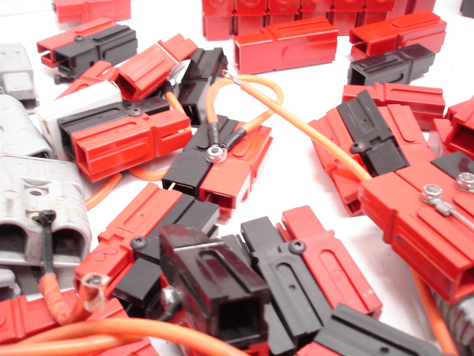 165 TOTAL NASCAR ASSORTED ANDERSON QUICK CONNECT BATTERY WIRE CONNECTOR HOUSINGS