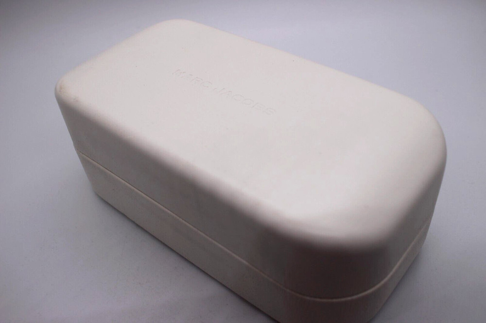 MARC JACOBS HARD CLAMSHELL EYEGLASSES CASE LARGE WHITE