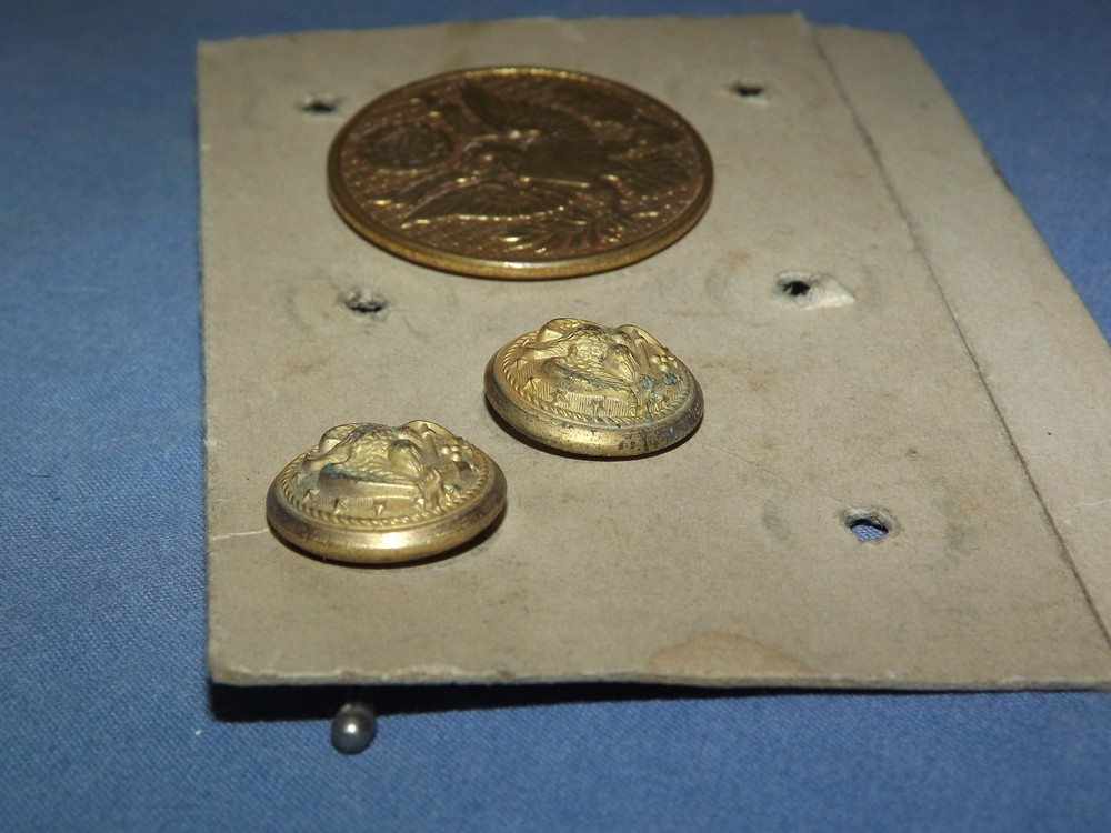 VINTAGE WWII MILITARY EAGLE HAT BADGE & 2 EAGLE ANCHOR PINS