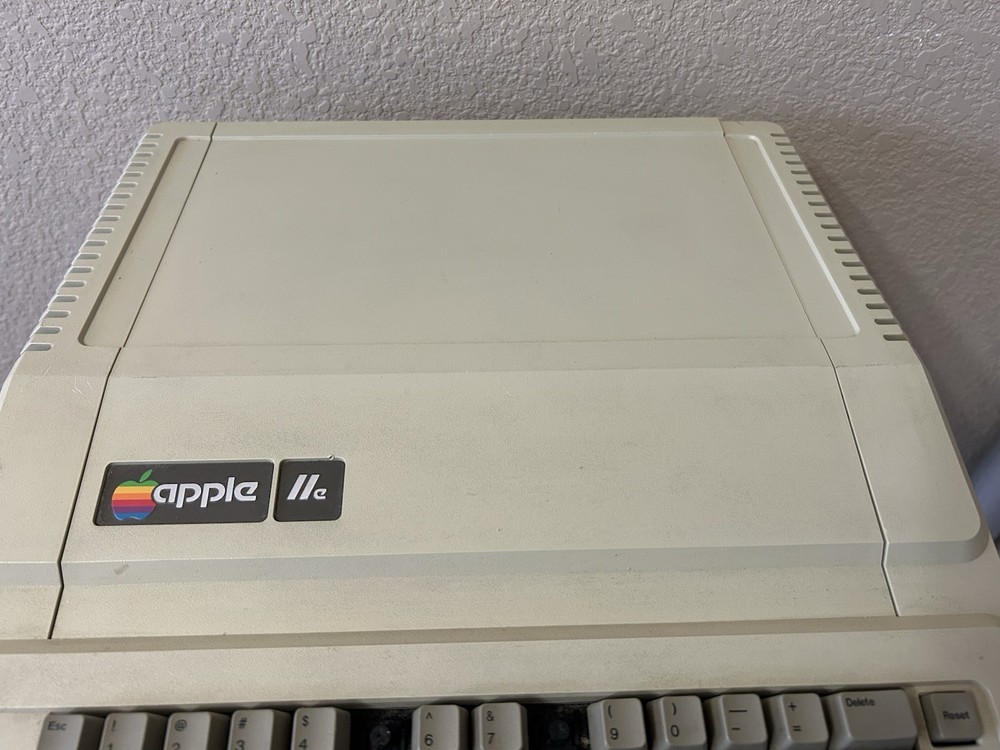 Vintage! 1984 APPLE IIe (A2S2064)COMPUTER **Powers On** Working!! Missing Keys