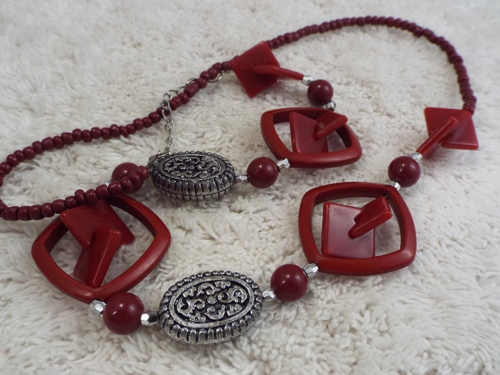 Silvertone Red Bead Necklace (C76)