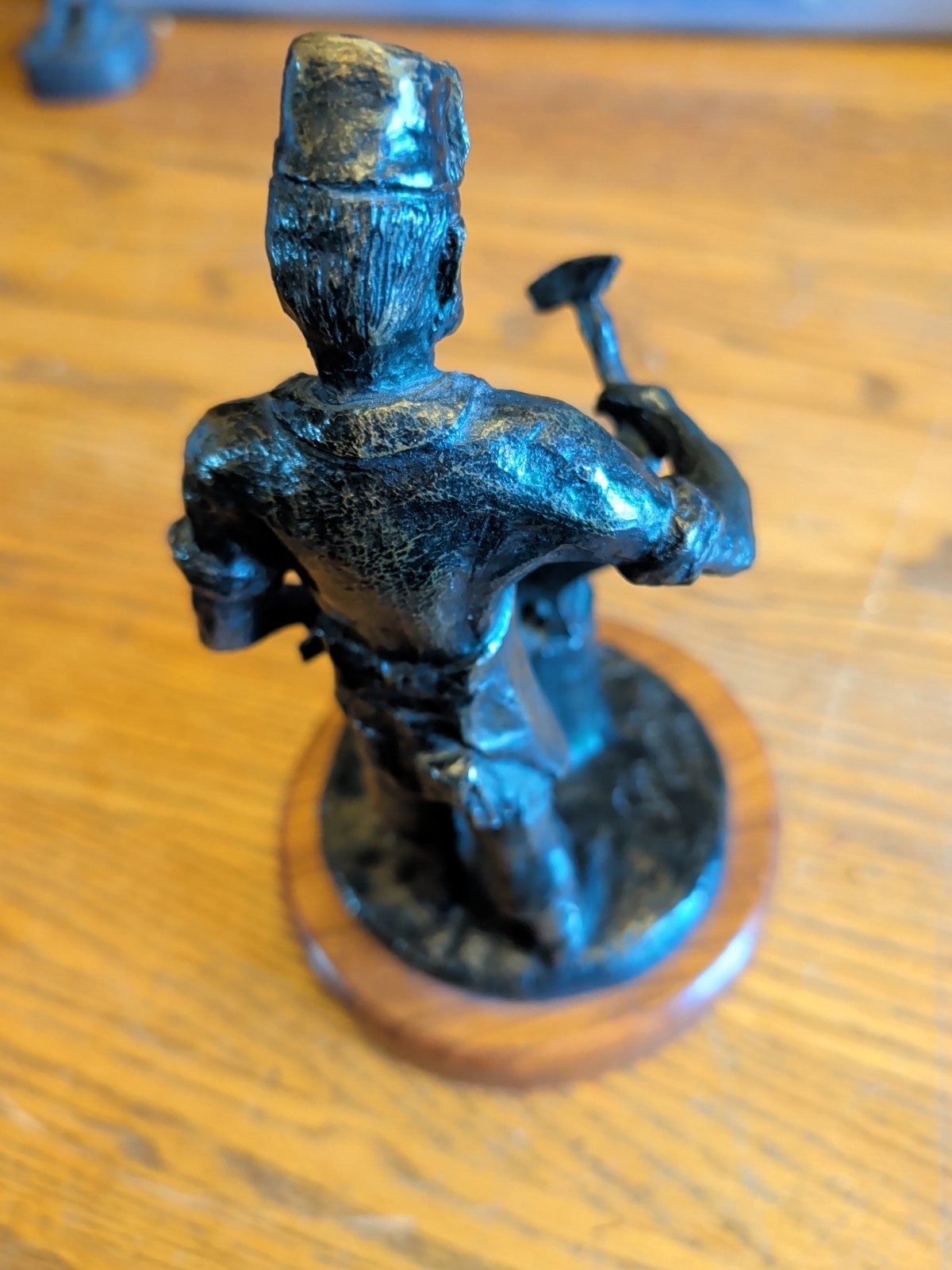 JOHN FRENCH HEAVY BRONZE METAL STATUE FIGURE BLACKSMITH HORSESHOE 1976 RARE VTG