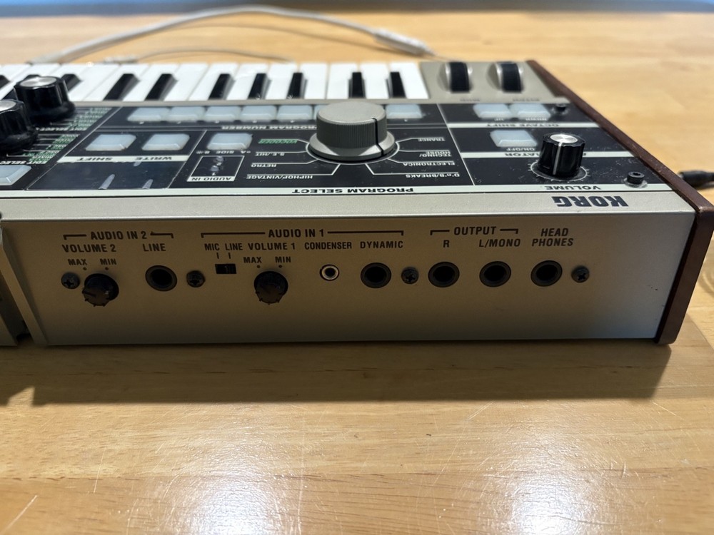 Korg MICROKORG 37 Keys Analog Modeling Synthesizer Excellent Condition