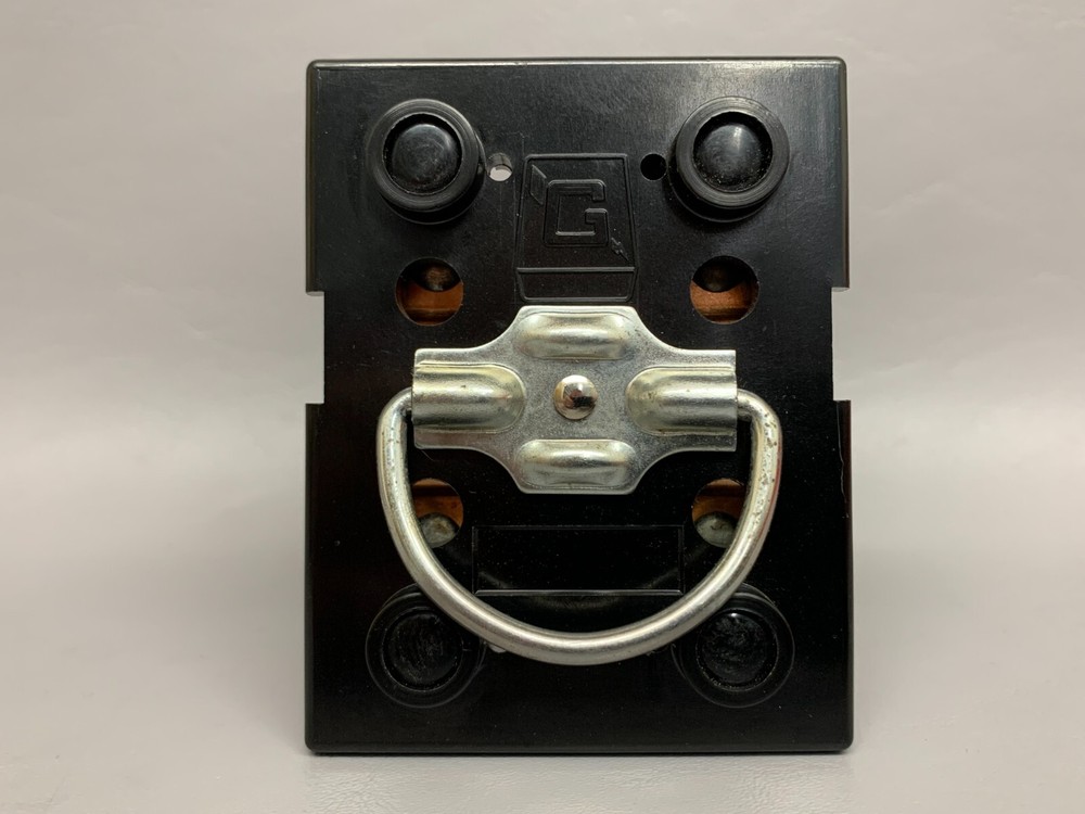 General Switch Pull Out Lid 30 Amp Small Fuse Holder Notch Split Bar AC - New