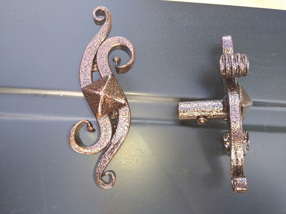 Wrought iron handle for the fireplace