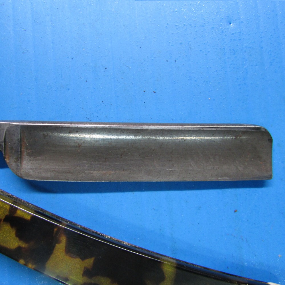 Straight Razor: Wellington Mottled Handles